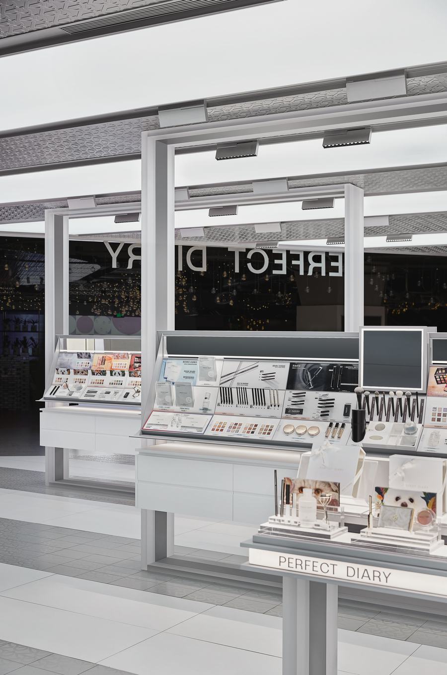 完美日记杭州湖滨in88旗舰店，店铺延续了品牌的不受限制的美 - 米尚丽零售设计网 MISUNLY- 美好品牌店铺空间发现者-7