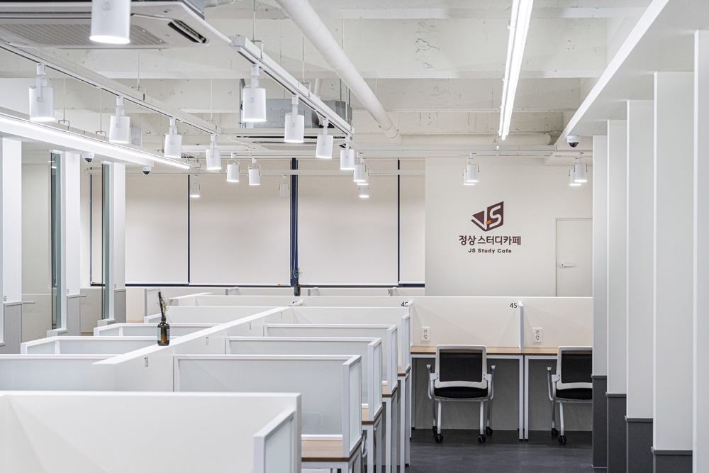 简约白调 | 80 平米咖啡厅的室内设计魅力-19