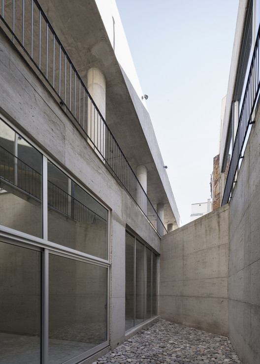 阿根廷建筑师协会总部 · 混凝土与绿意的共生-25