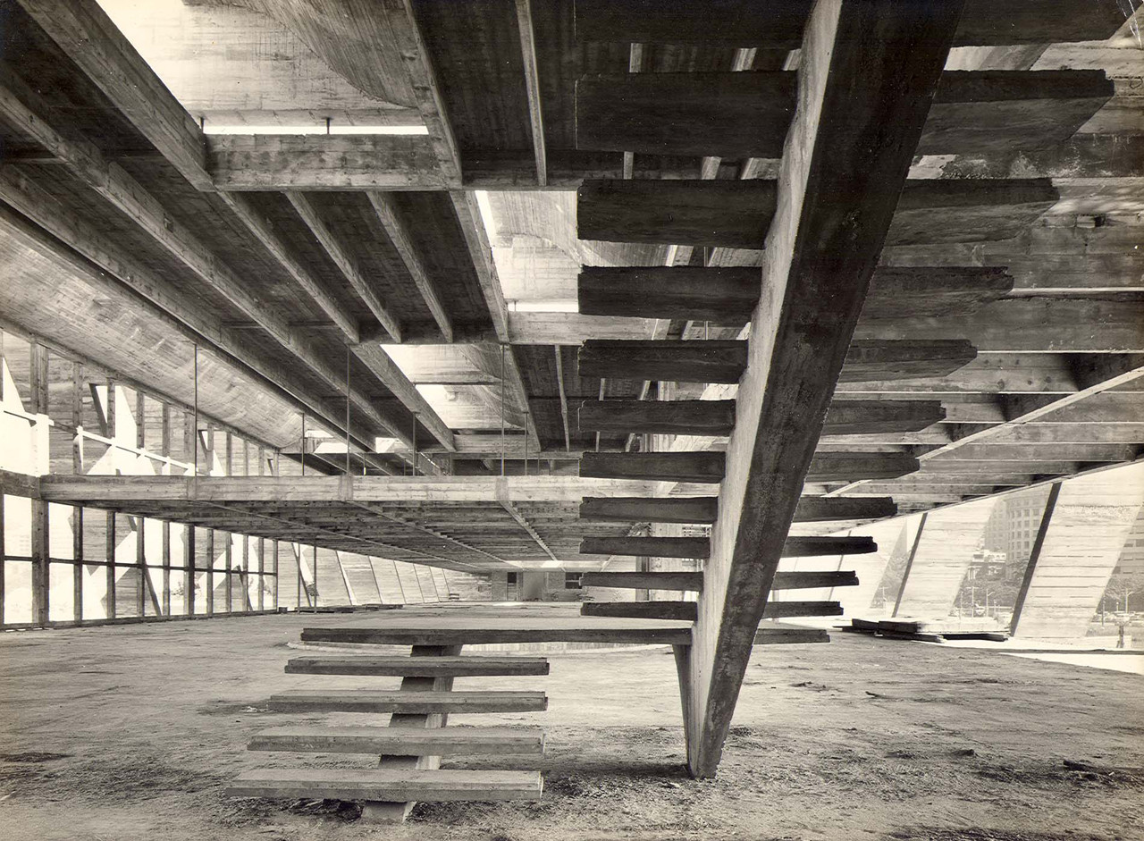 巴西里約熱內盧現代藝術博物館：建築大師 Affonso Eduardo Reidy 採V形柱列、懸吊樓板，打造現代主義建築經典 | FAM-64