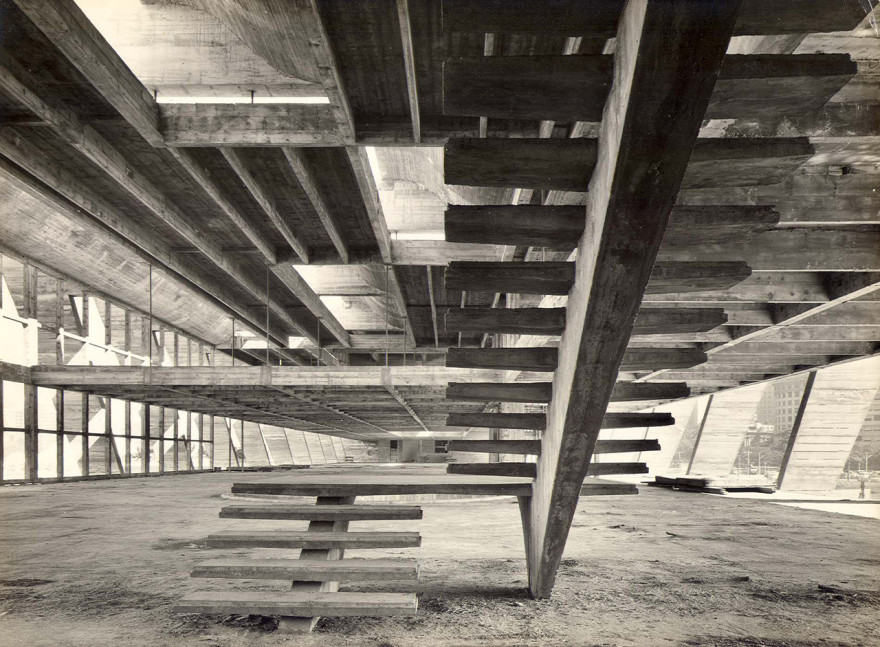 巴西里約熱內盧現代藝術博物館:建築大師 Affonso Eduardo Reidy 採V形柱列、懸吊樓板,打造現代主義建築經典 | FAM-64