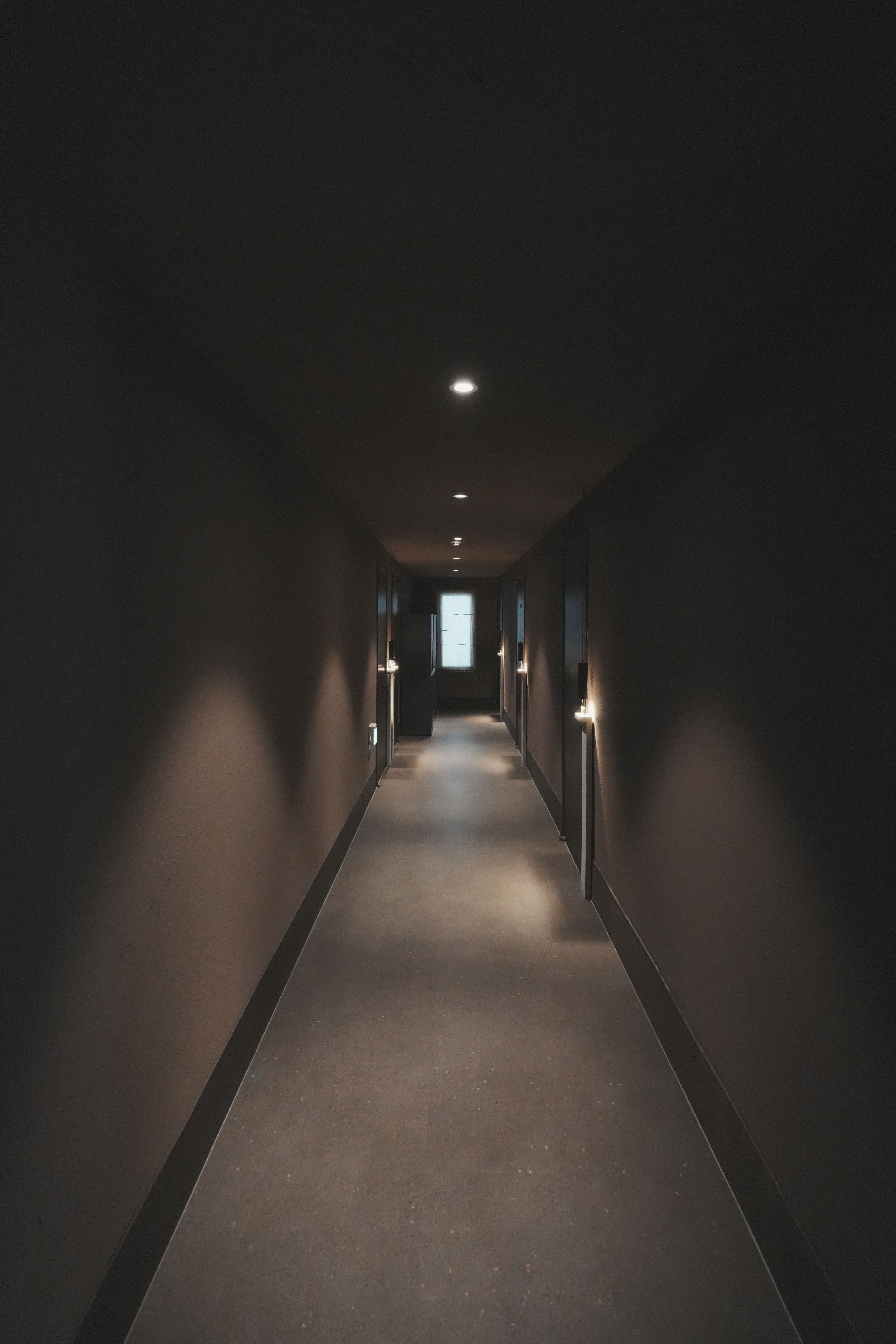 白色与木质的极简酒店设计-7