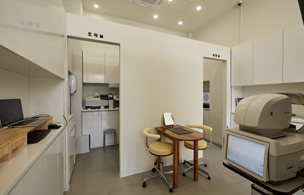 白色与木色，打造 11 平米极简眼镜店-10