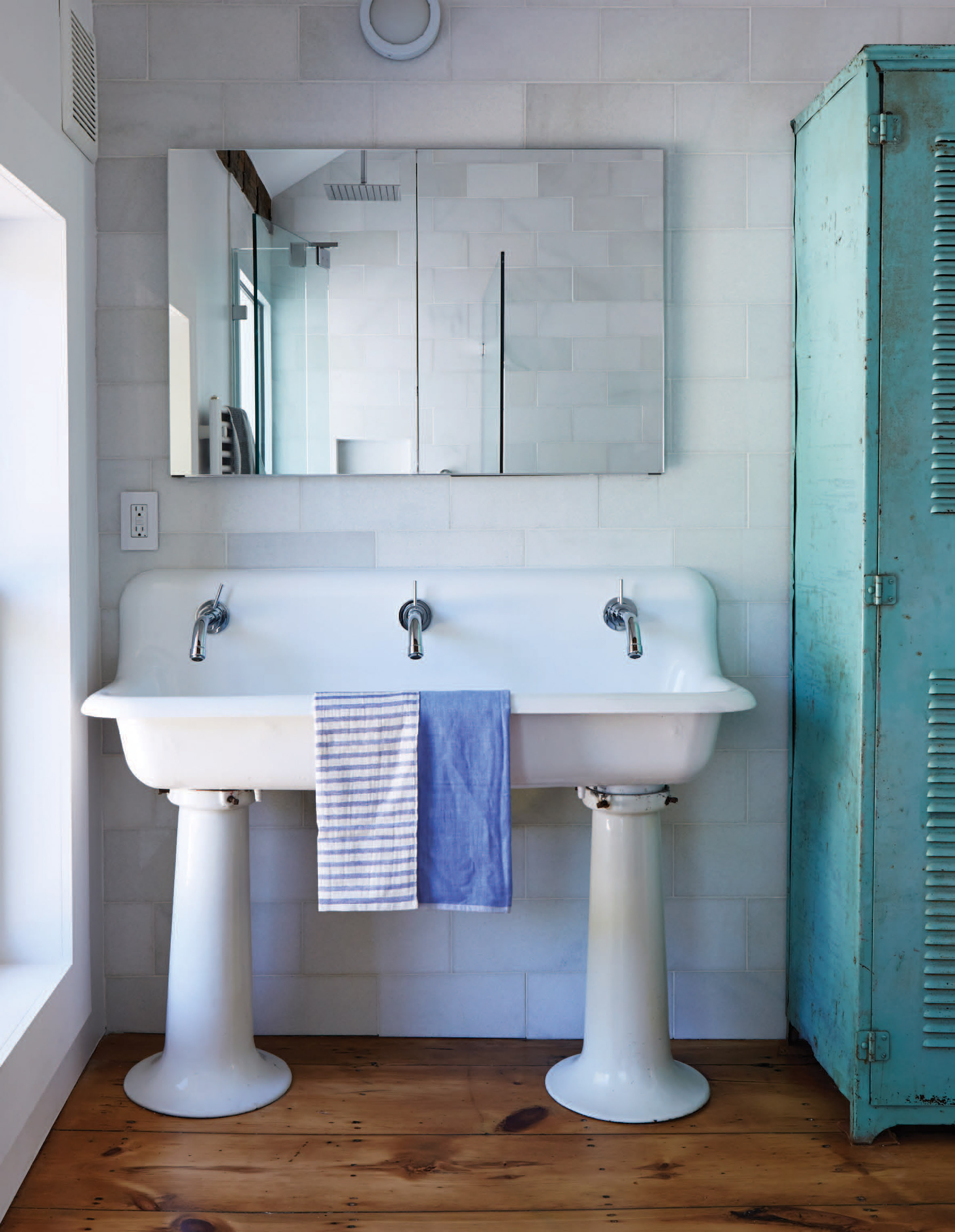 Curvaceous extension by Tom Givone abuts farmhouse in Pennsylvania-21