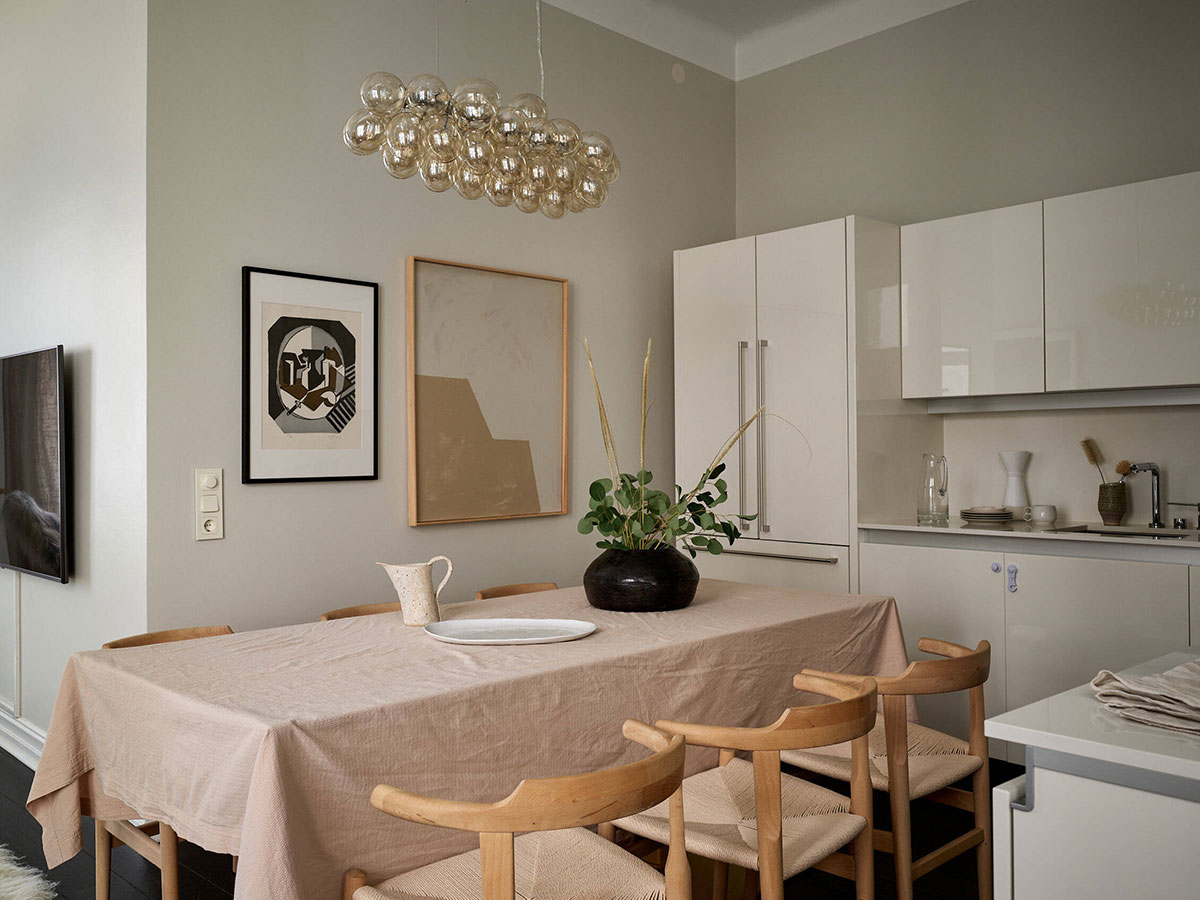 黑色地板和柔和的女性化装饰：哥德堡的宜人公寓-5