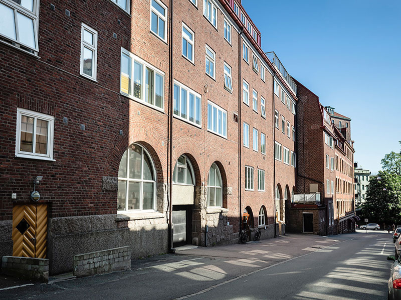 瑞典工业风小公寓 | 高挑空间与巨型窗户的完美结合-24