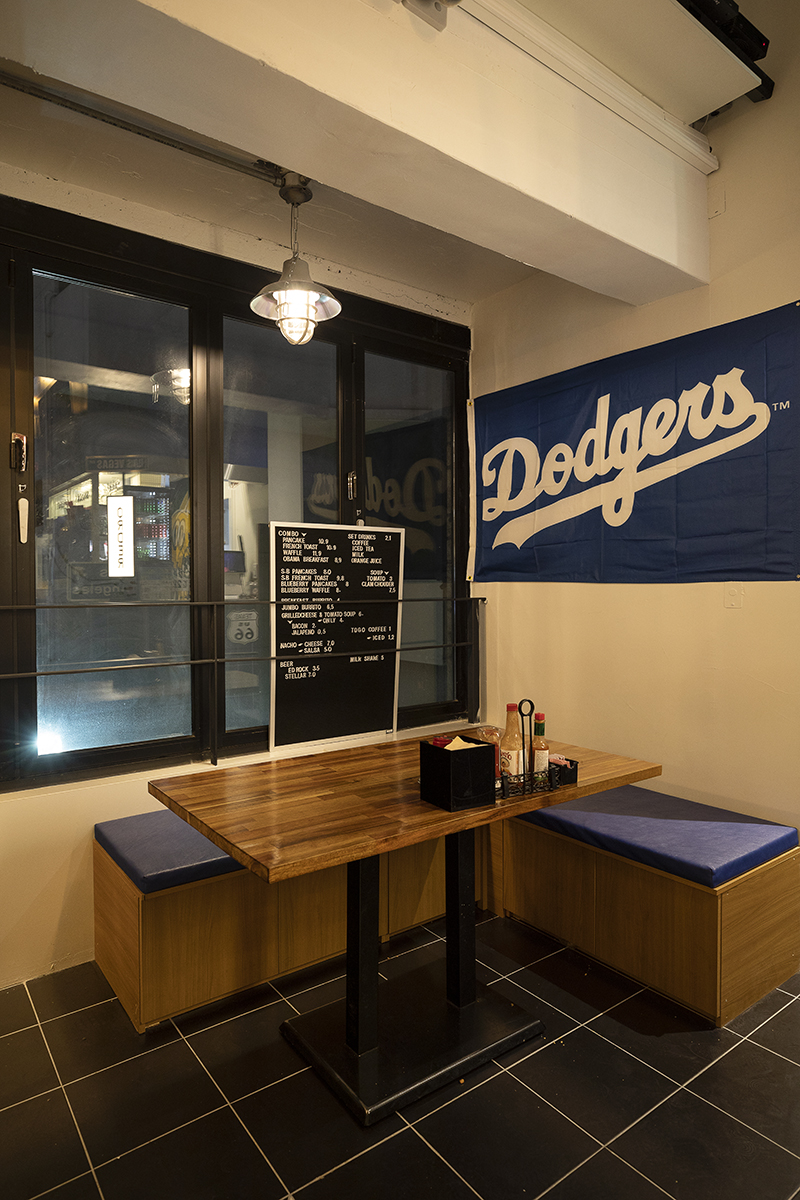 美式复古风 20 平米小咖啡馆设计-14