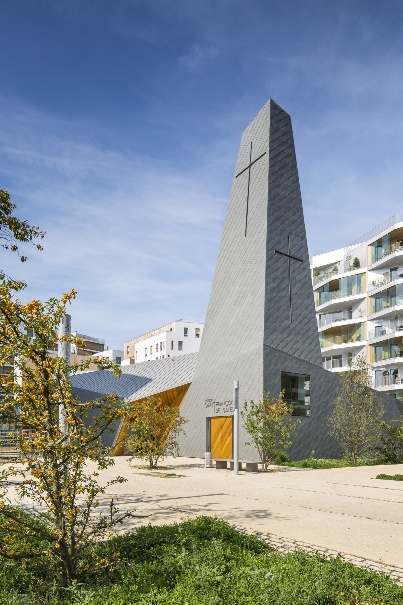 折叠 zinc 外壳中的宁静圣所——法国 Ensemble Pastoral Catholique 教堂设计-30