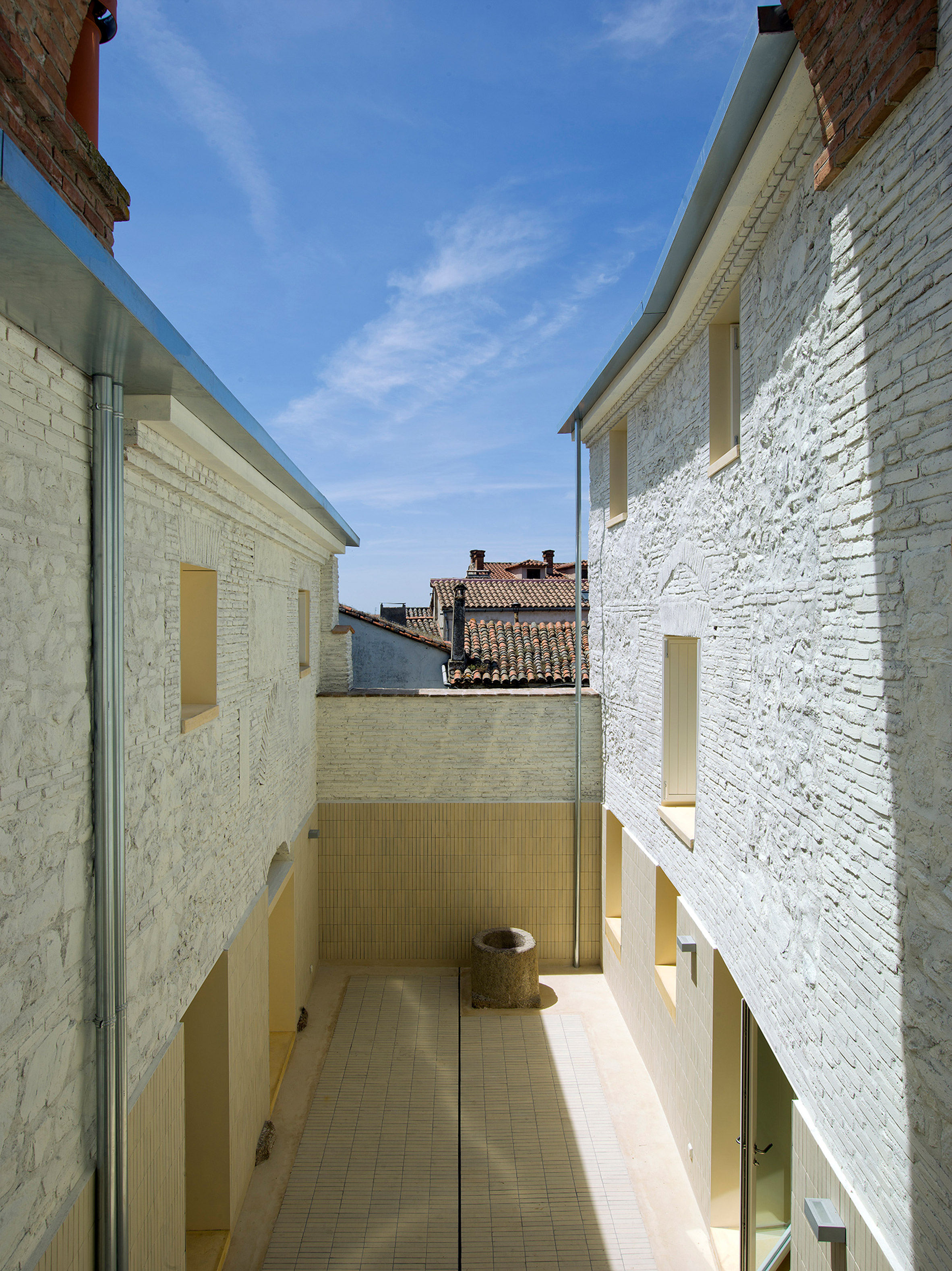 Paredes Pedrosa Arquitectos transforms ruined Spanish castle buildings-5