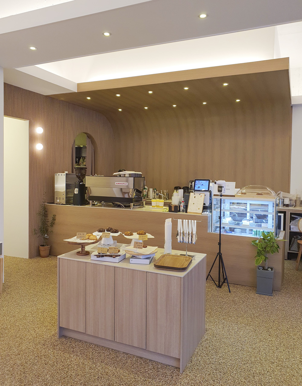 白色与木色，打造温馨 40 平米咖啡厅-10