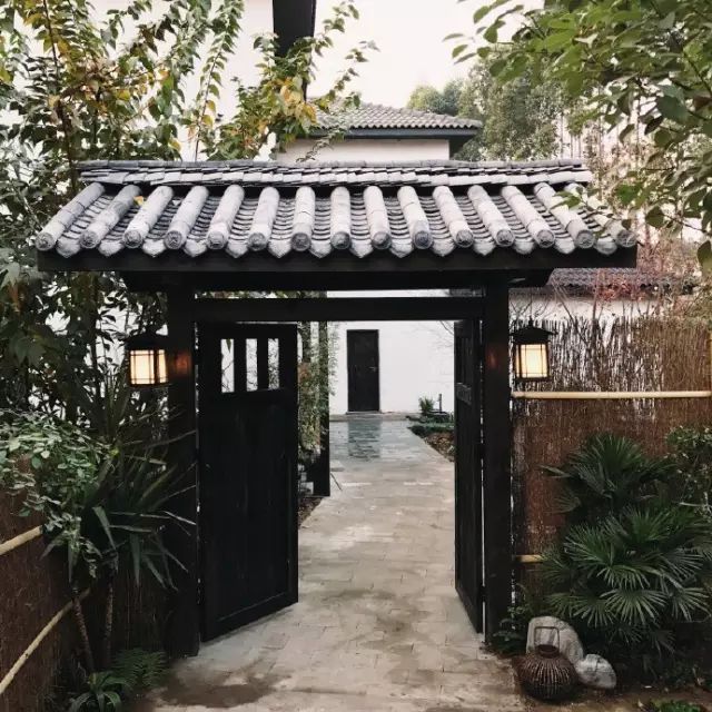 把一个破烂小院，爆改成中国风的入云屋，凉亭、枫树、竹篱笆......-28