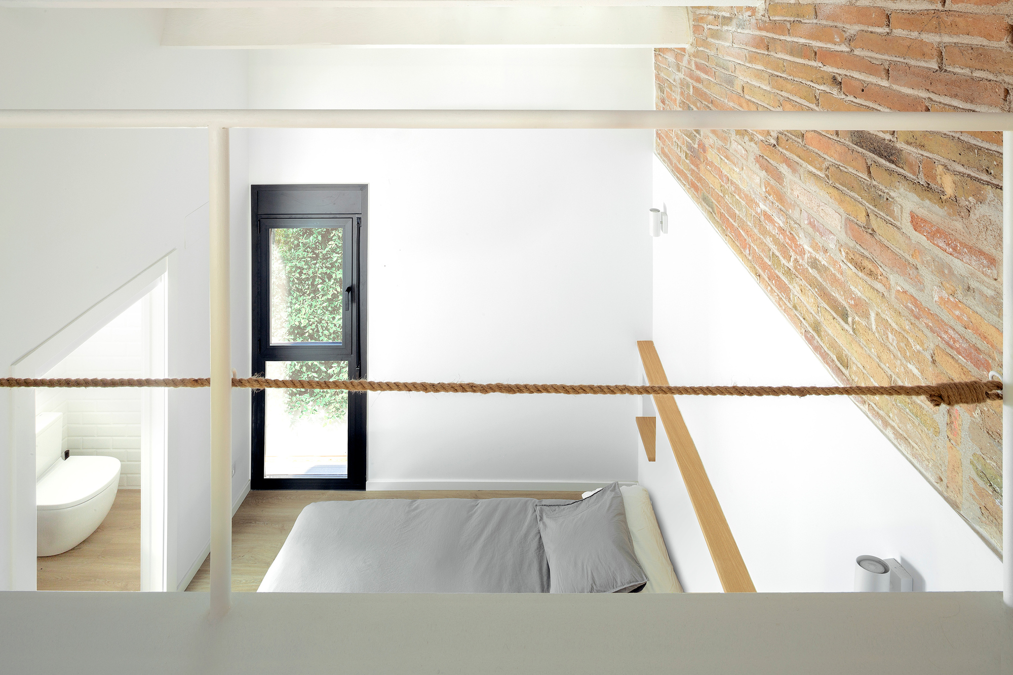 巴塞罗那海洋之畔的白色轻盈阁楼公寓-13