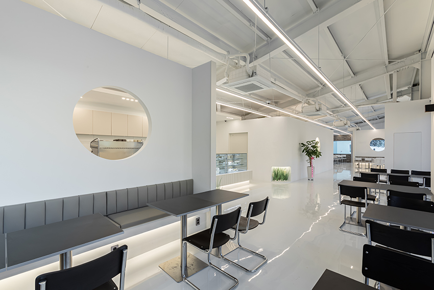 白色调的极简咖啡厅 | 60 平米的精致设计-14