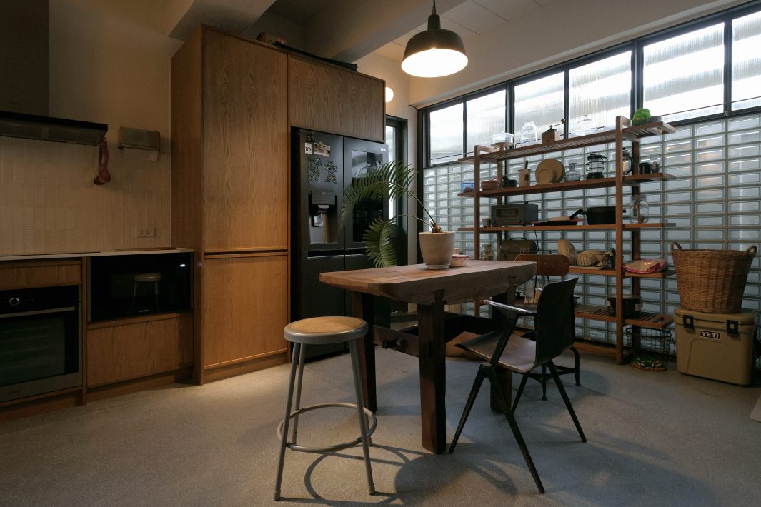 รีโนเวตทาวน์เฮ้าส์ อายุ 10 ปีให้อุ่นละมุนปนดิบเท่สไตล์อินดัสเทรียล-6