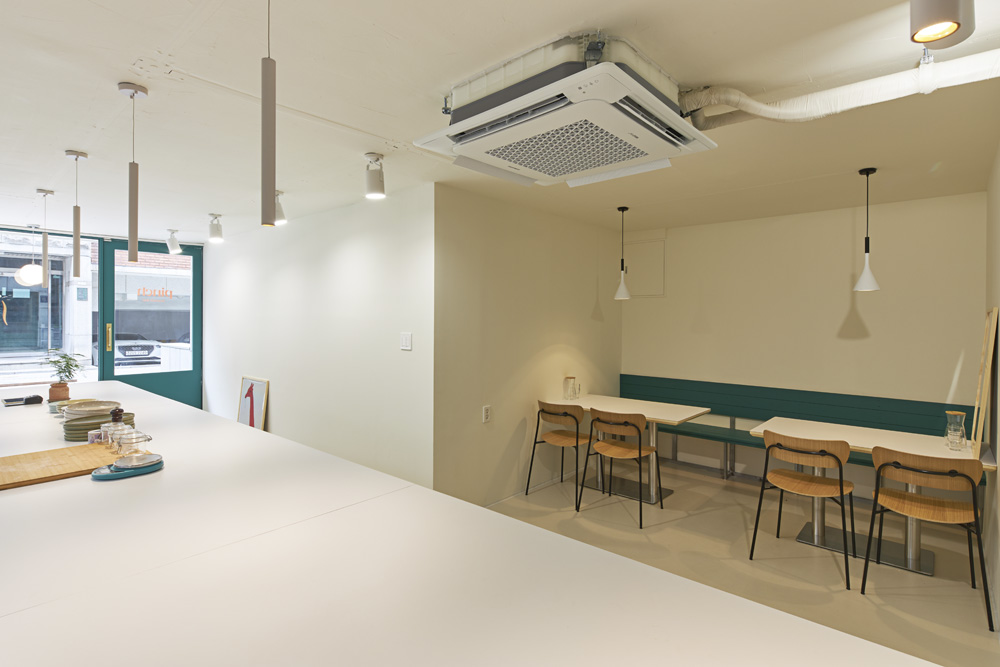 15 平米小巧咖啡厅，极简设计中的视觉盛宴-14