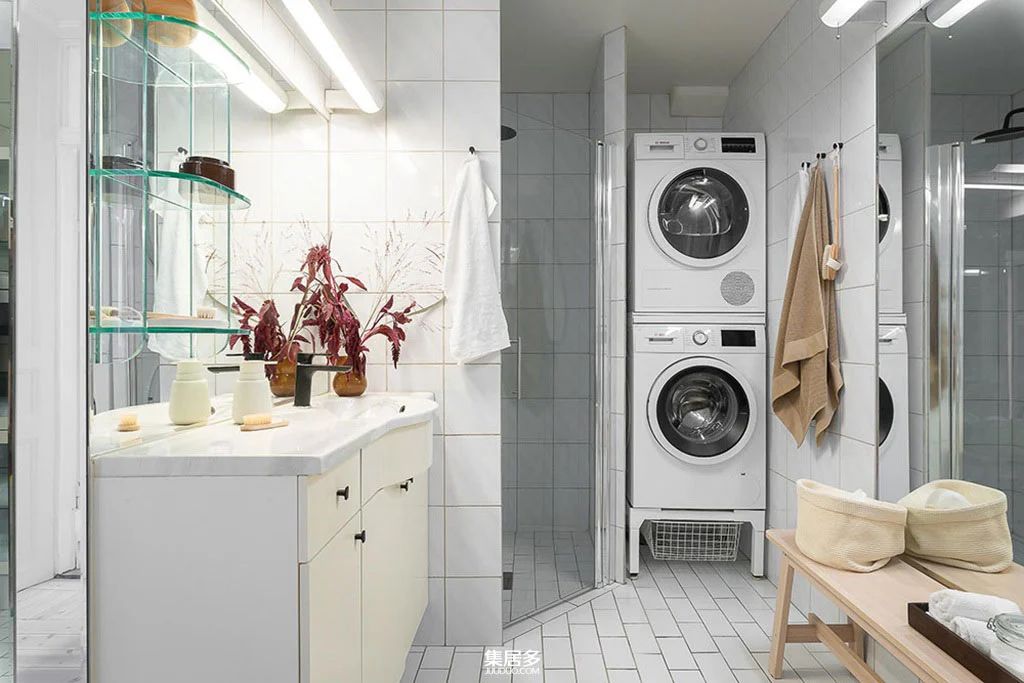 哥德堡明亮斯堪的纳维亚公寓的彩色画廊墙设计-30