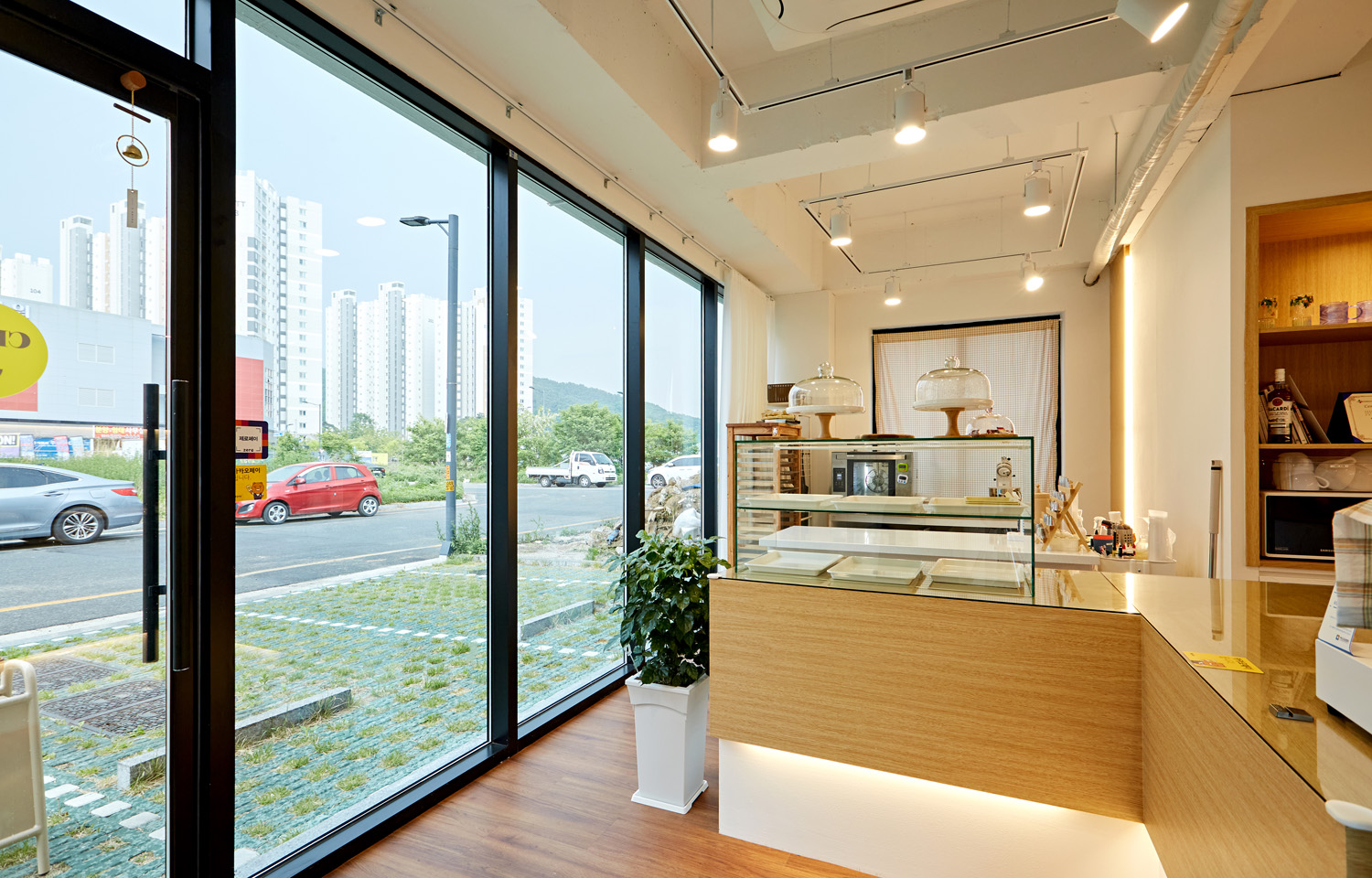 白色&原木风 7 坪咖啡店设计-9