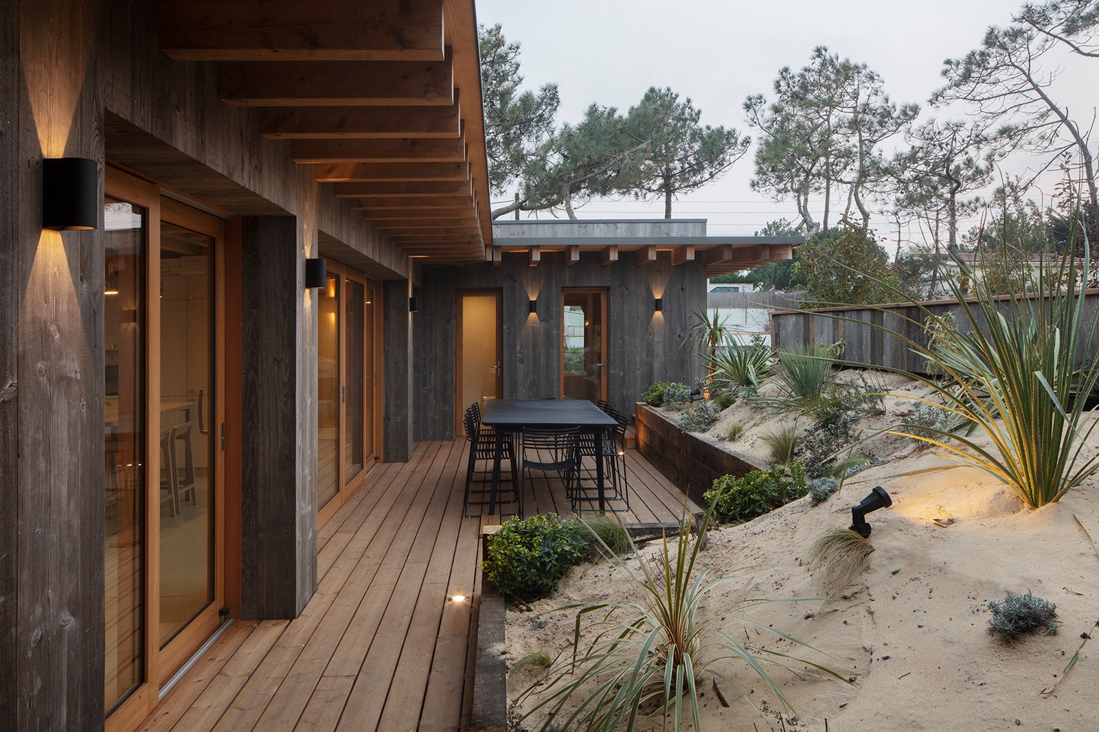 Au Cap Ferret, une maison japonaise minimaliste en bois, avec piscine | AD Magazine-3
