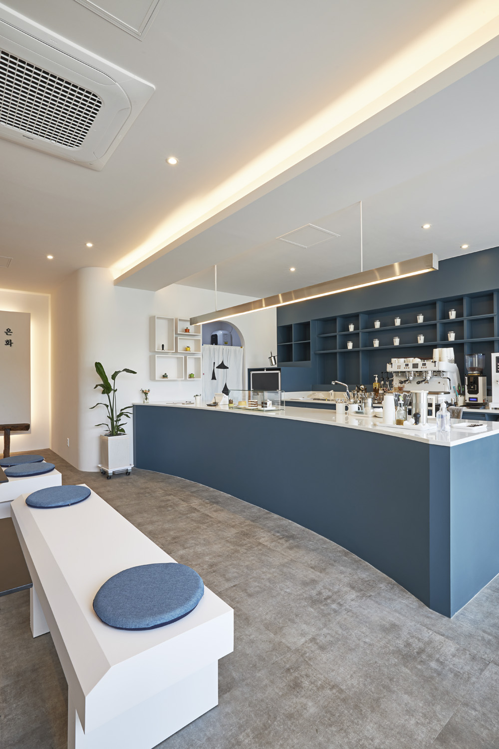 现代简约的 16 平米咖啡厅室内设计-8