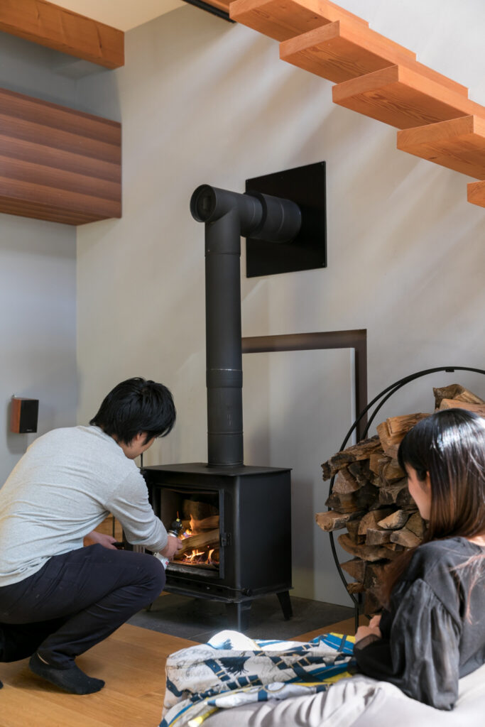 薪ストーブのあるピットリビング　外とのつながりがくつろぎを生む “共有”の空間と時間を作る家 | Style of Life | 100%LiFE-3