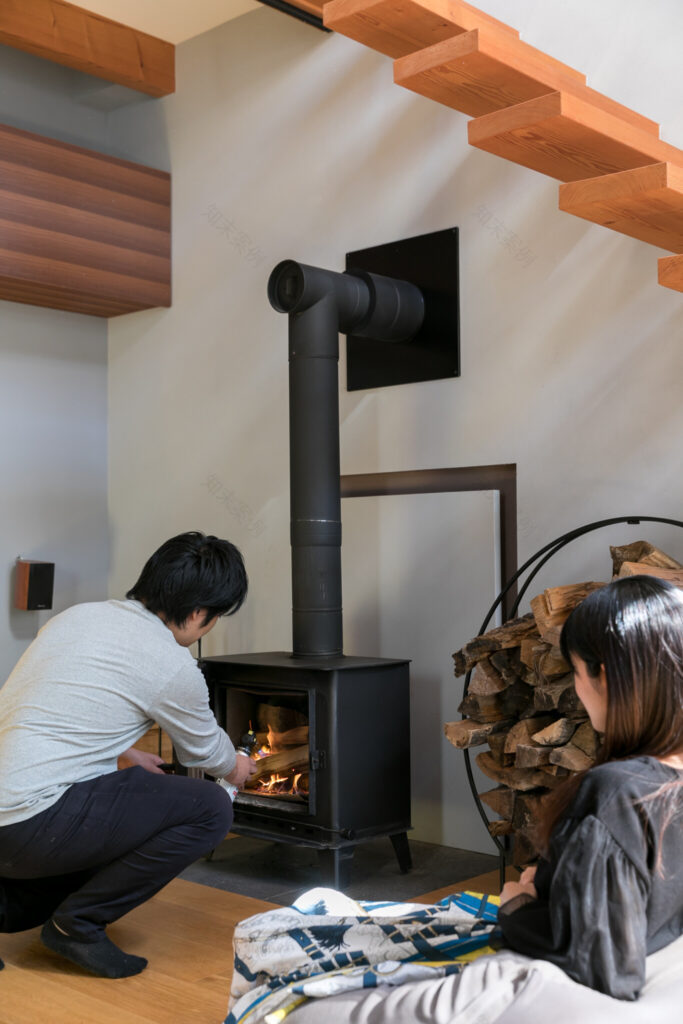 薪ストーブのあるピットリビング 外とのつながりがくつろぎを生む “共有”の空間と時間を作る家 | Style of Life | 100%LiFE-3