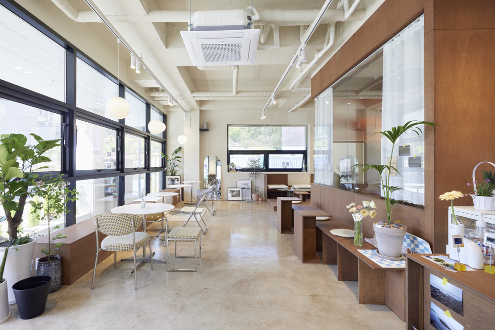 "50 平米白色木质甜品咖啡厅设计"-5