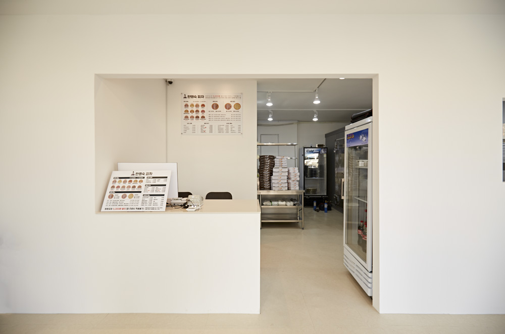 简约白色调 20 平米披萨店设计-7