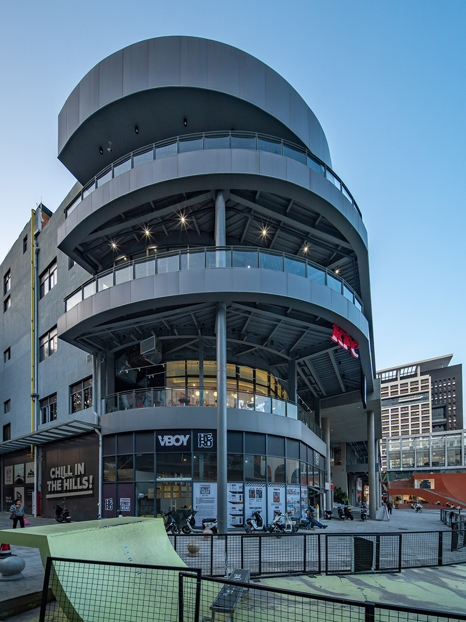 广州中大门「城市之丘THE HILLS」丨中国广州丨竖梁社悬亮子工作室-7