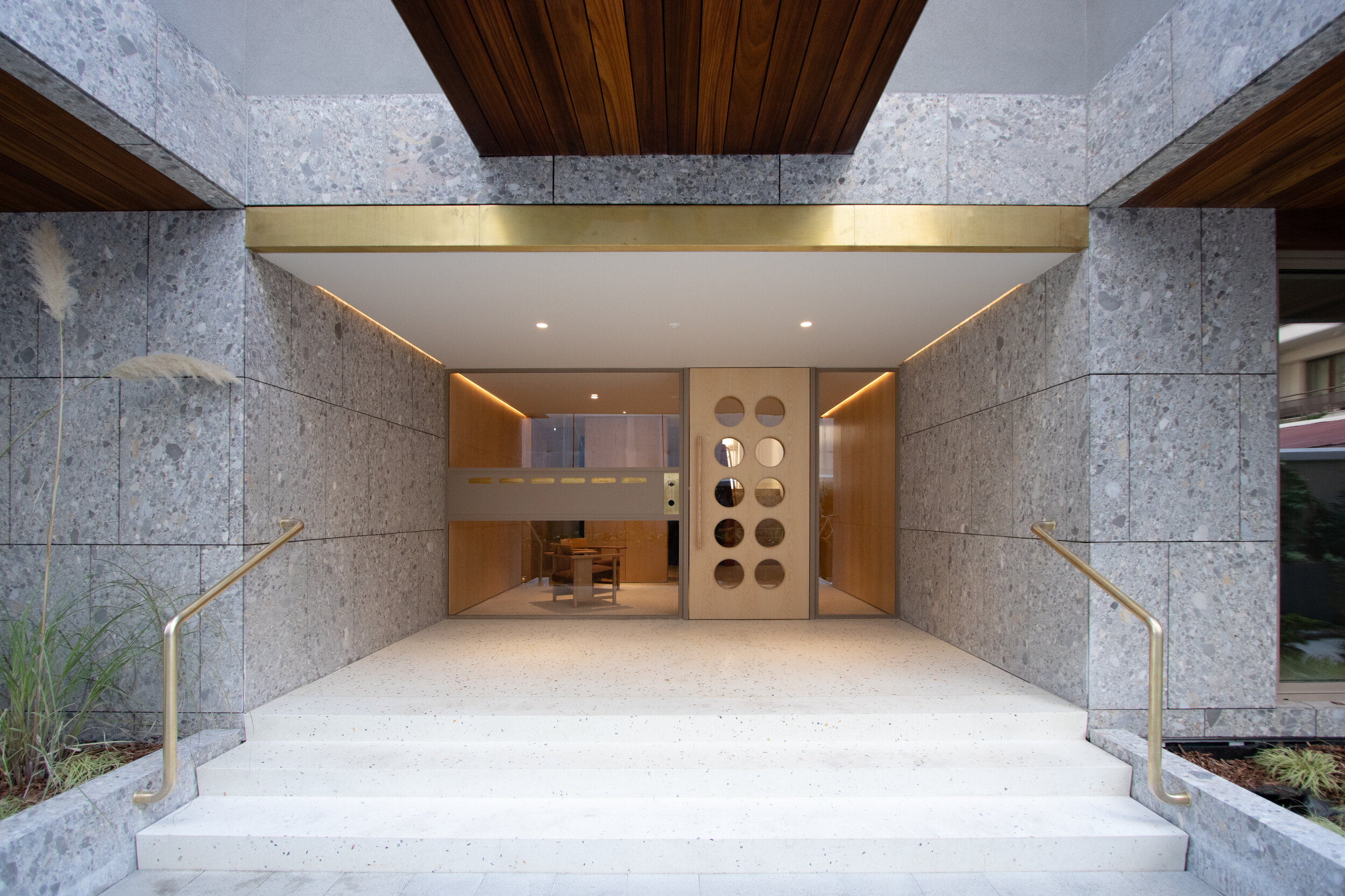 华沙6号

注：VARSOVIA是拉丁语中华沙（波兰首都）的名称这里6推测可能是编号之类，由于缺乏更多背景信息，按常规理解翻译为华沙6号  -0