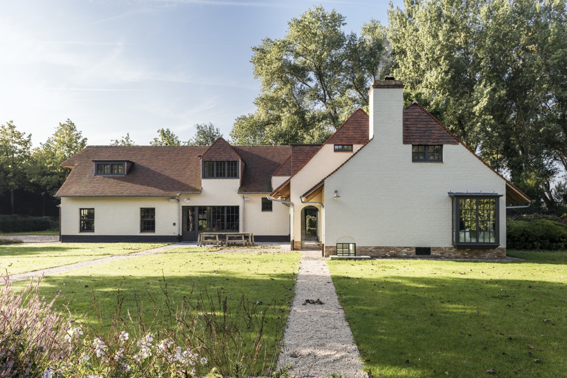 Landelijke villa met authentieke houten ramen en deuren-1