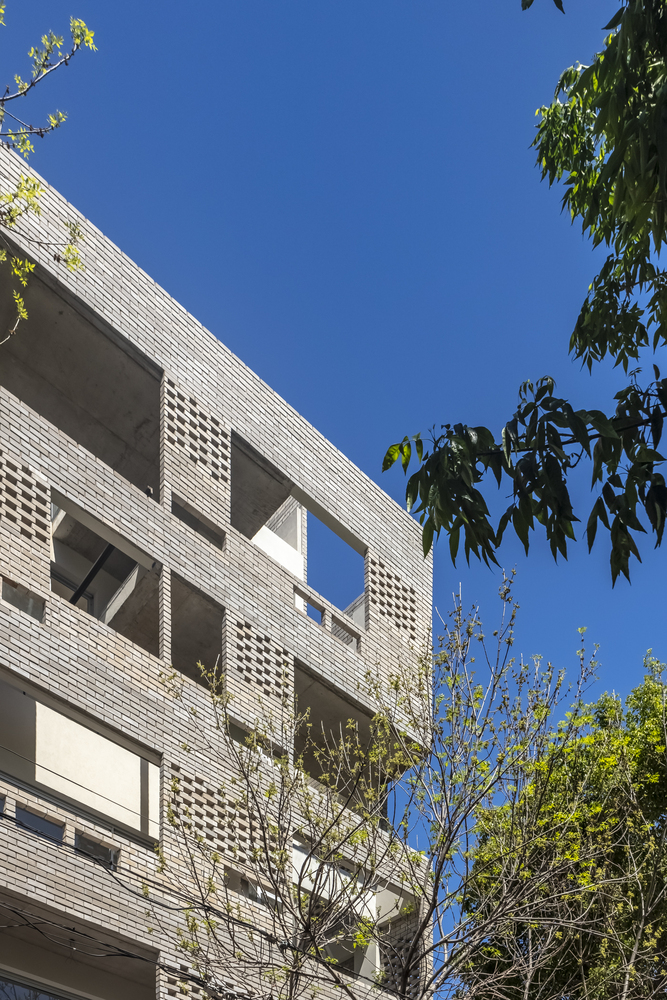 LL 2474 建筑 · Arqtipo 打造的灰色砖墙生态家园-40