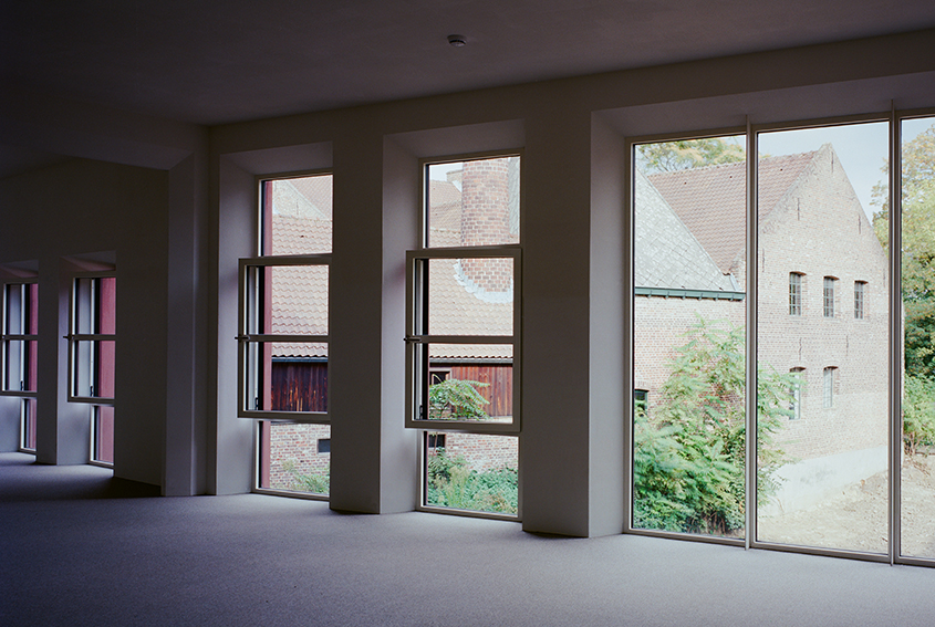 Z33 艺术馆 · 静谧之墙与城市对话-36