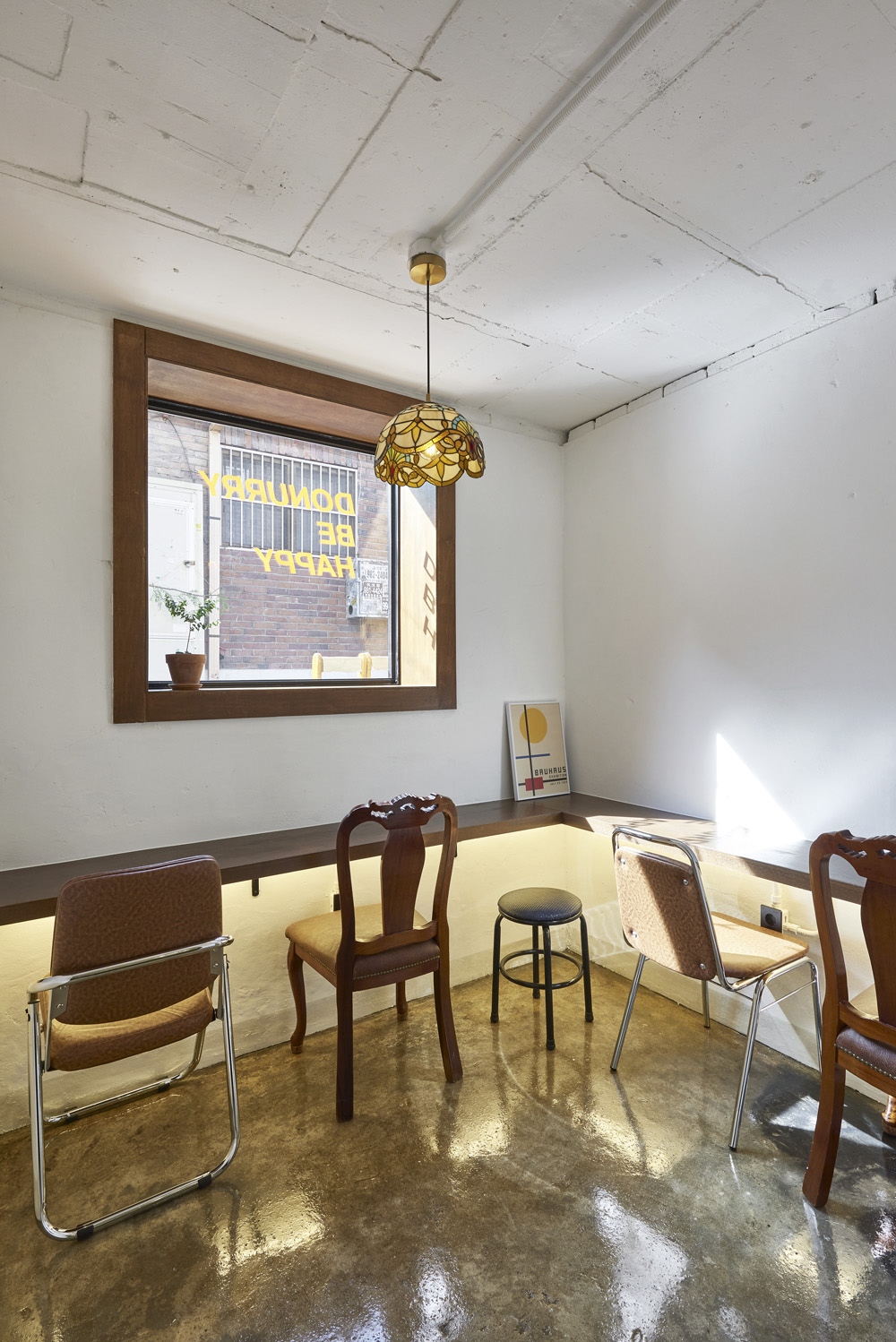 十平米打造温馨原木风咖啡馆，设计亮点一语道破-13