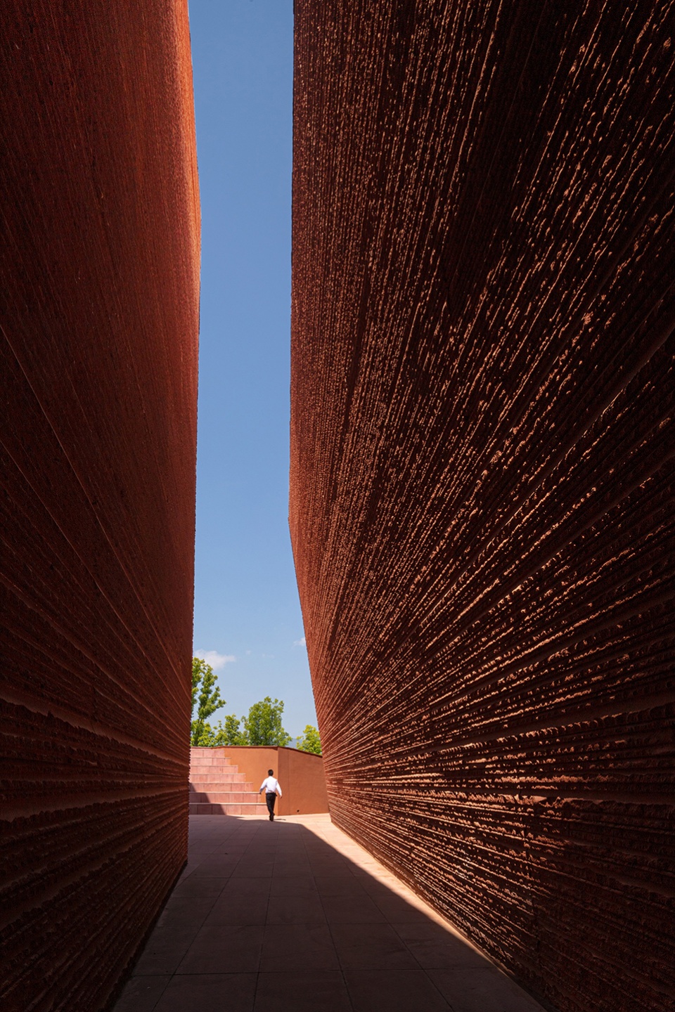 云南东风韵艺术中心 | 红土地上的现代石雕艺术-47