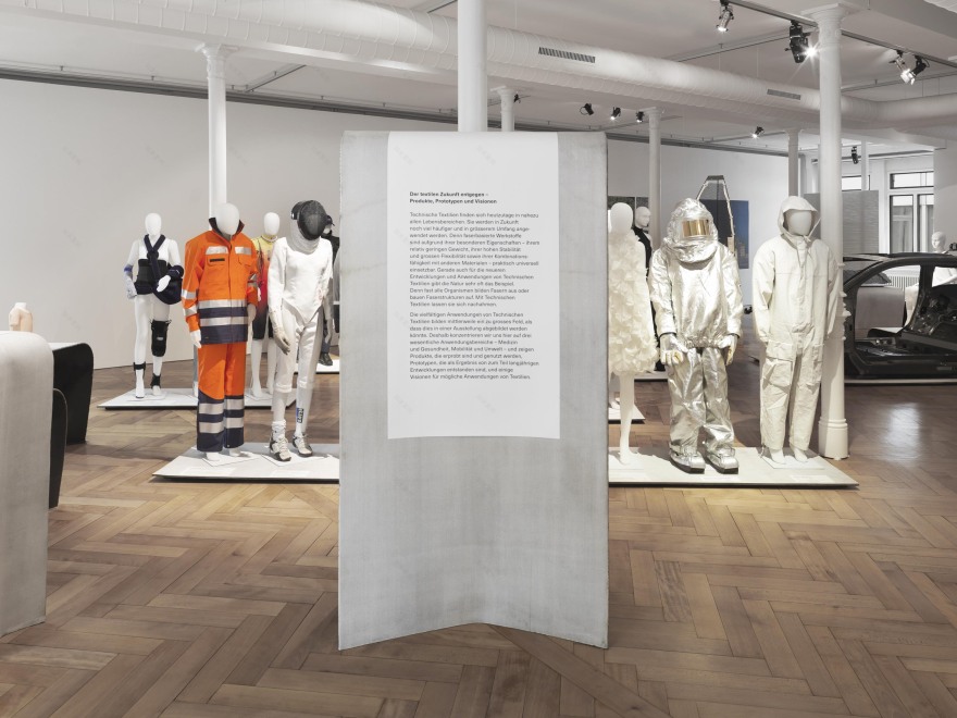 僵硬的;生硬的;呆板的;艰难的;费劲的;僵硬;生硬-31