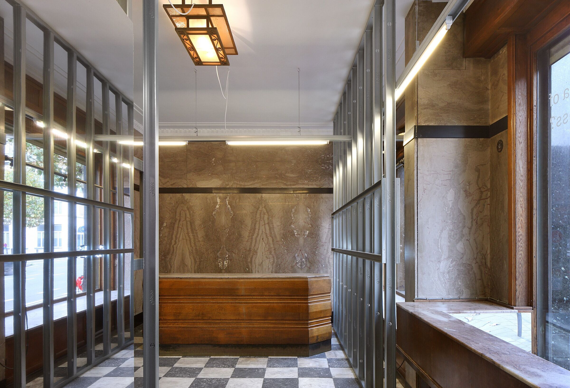 旧烘焙坊中的精美内衣店-13