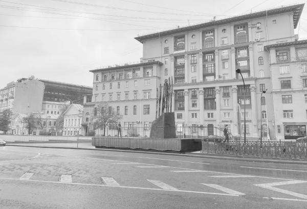 莫斯科尼基茨基林荫道南段纪念遇难记者标志安装丨俄罗斯莫斯科丨阿列克谢·巴维金及其合伙人-37