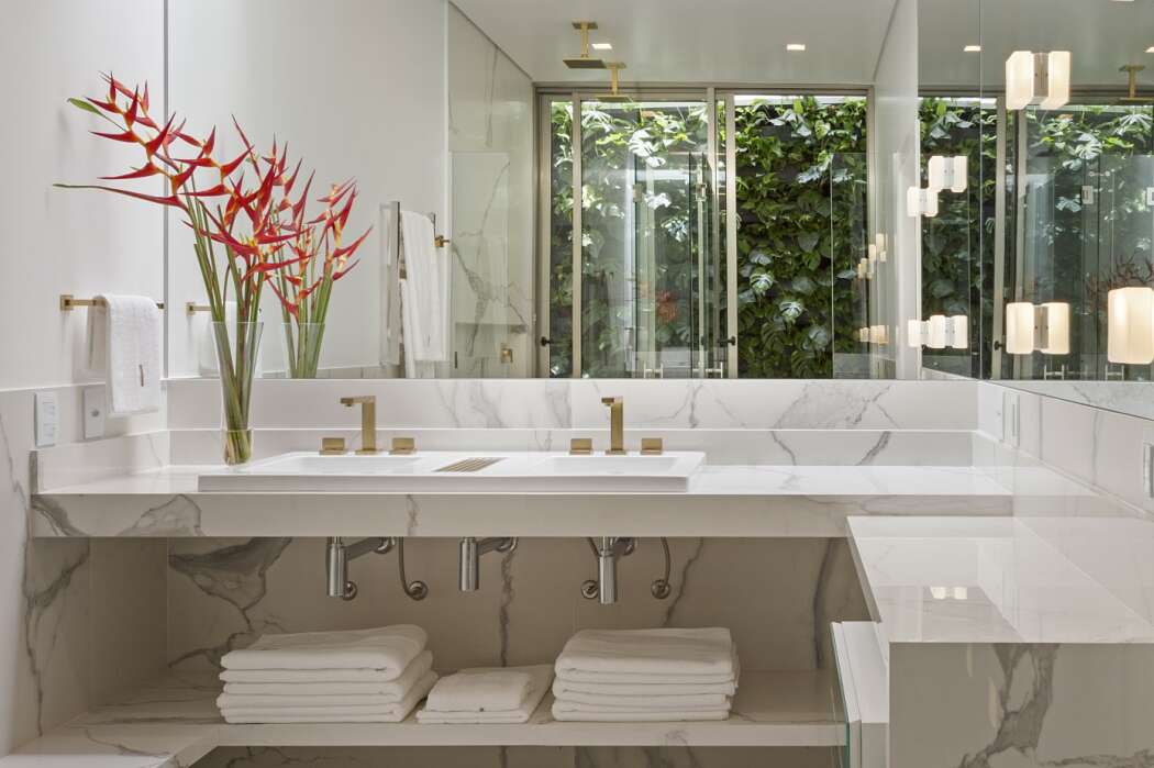 巴西现代 L 型住宅，融入花园的优雅与宁静-10