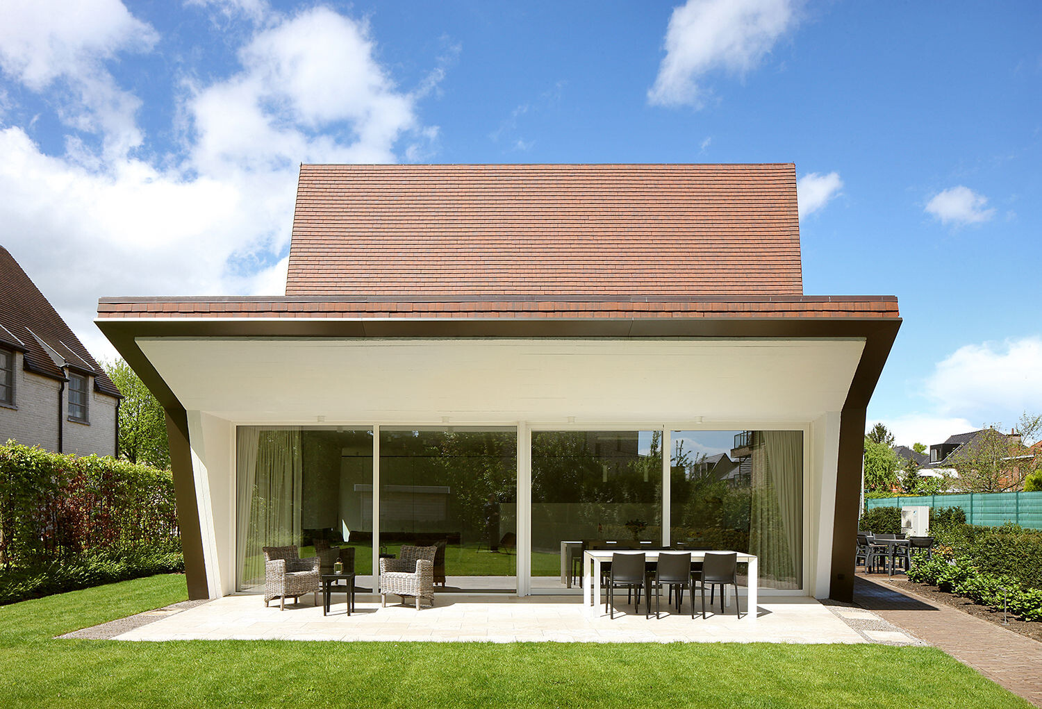 独特造型打破传统，红砖住宅的雕塑空间-16