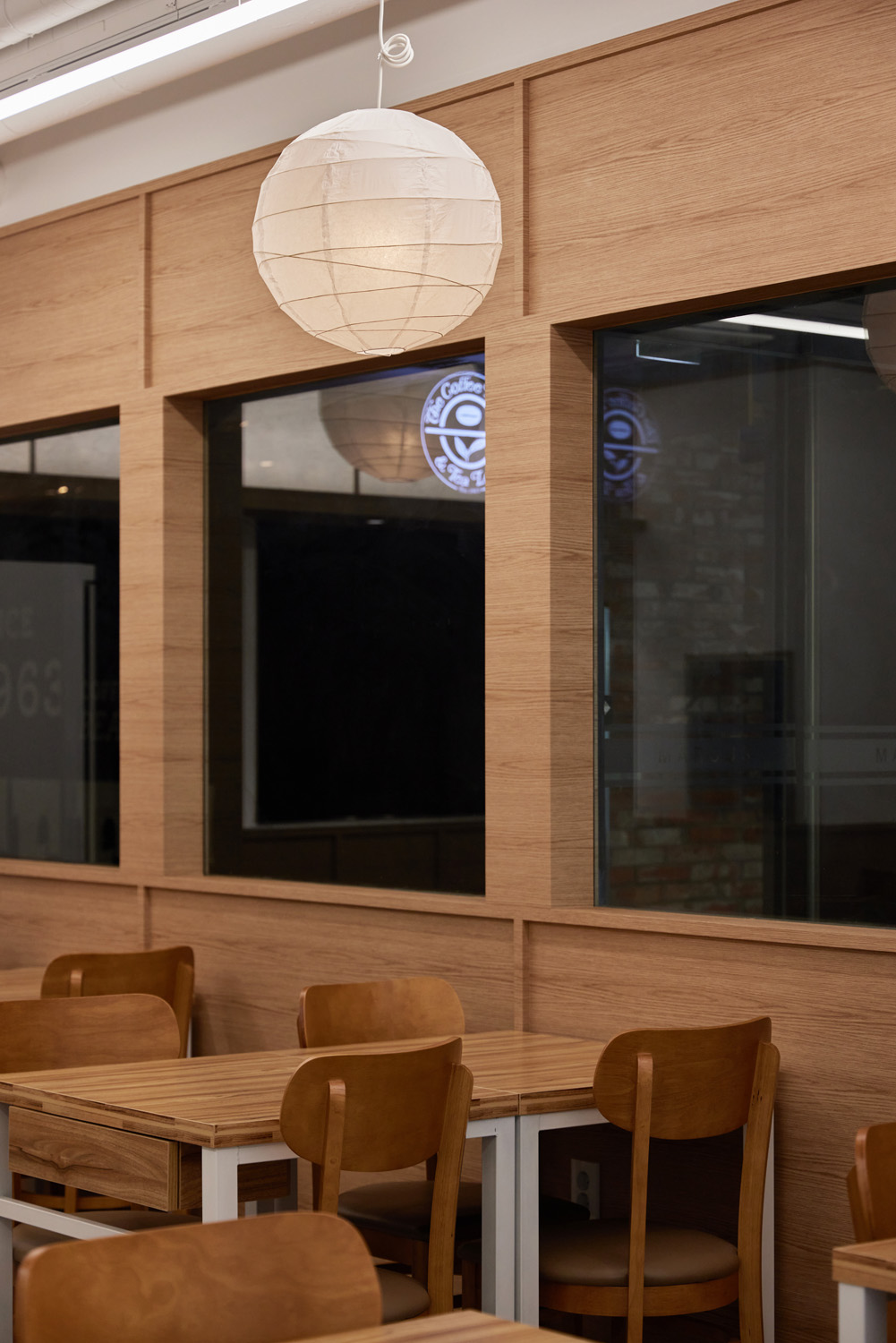 白色与木质，打造 16 平米简约舒适的小型家居空间-14