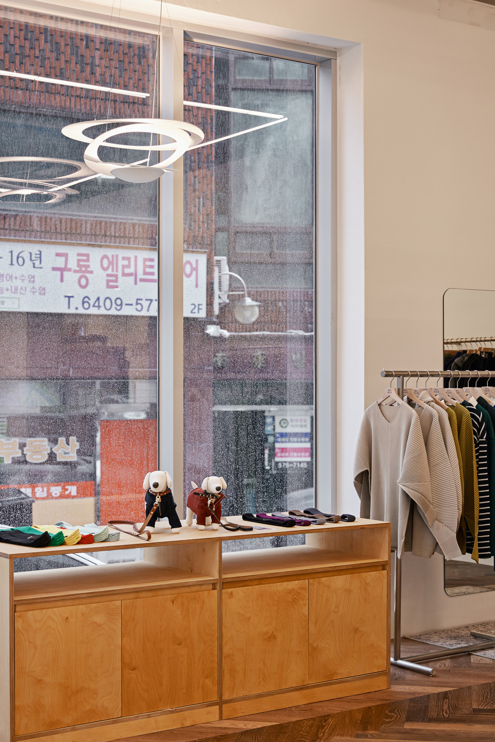 白色与木质，打造 20 平米极简服饰店的设计亮点-13