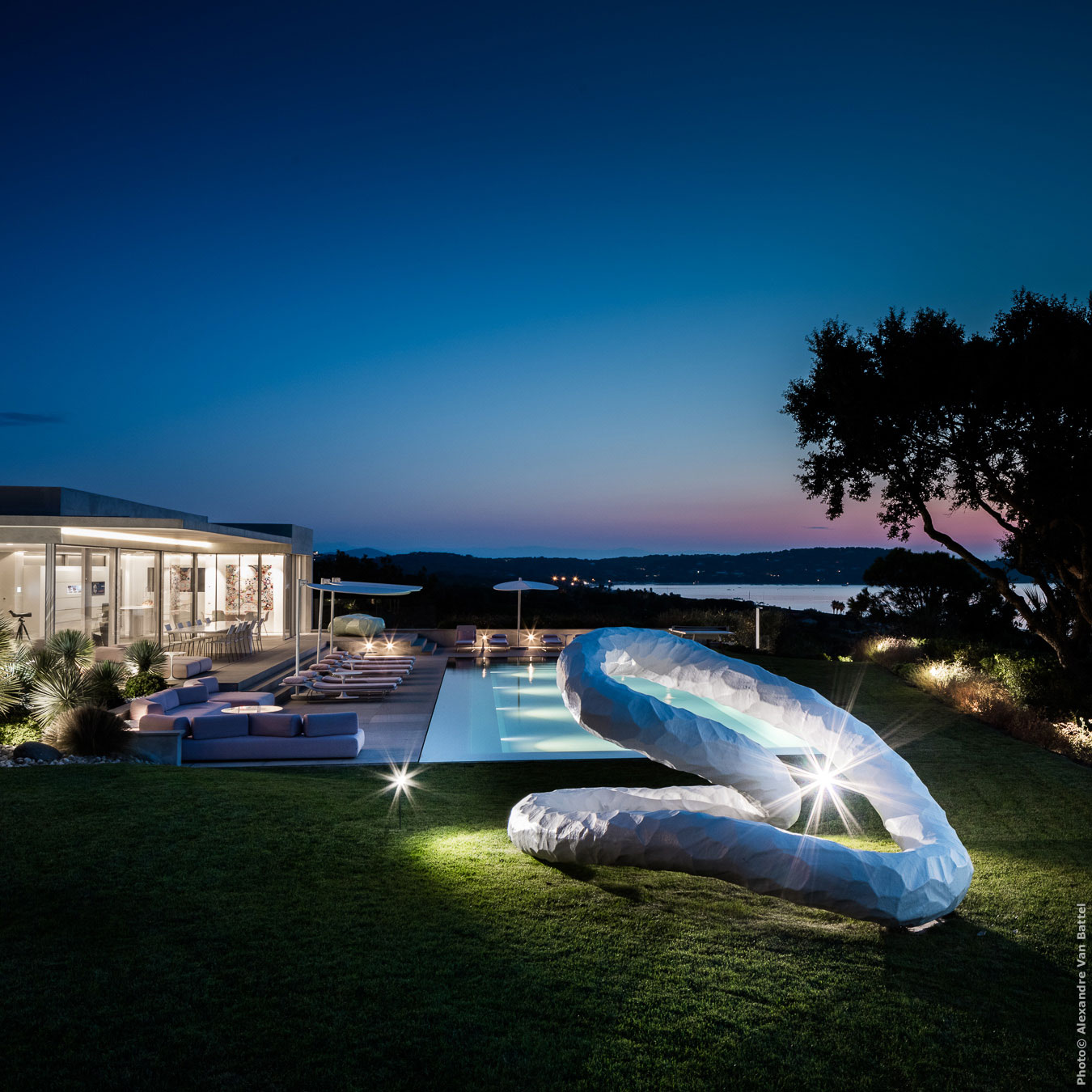 法国 Ramatuelle 现代住宅 | 玻璃墙、游泳池、艺术装饰-35