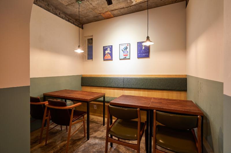 绿色铁门点缀的 12 平米个性披萨店-7