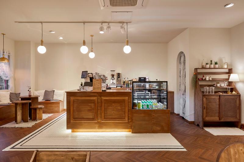 白色&木质风 15 坪咖啡厅设计，温馨舒适空间打造-8