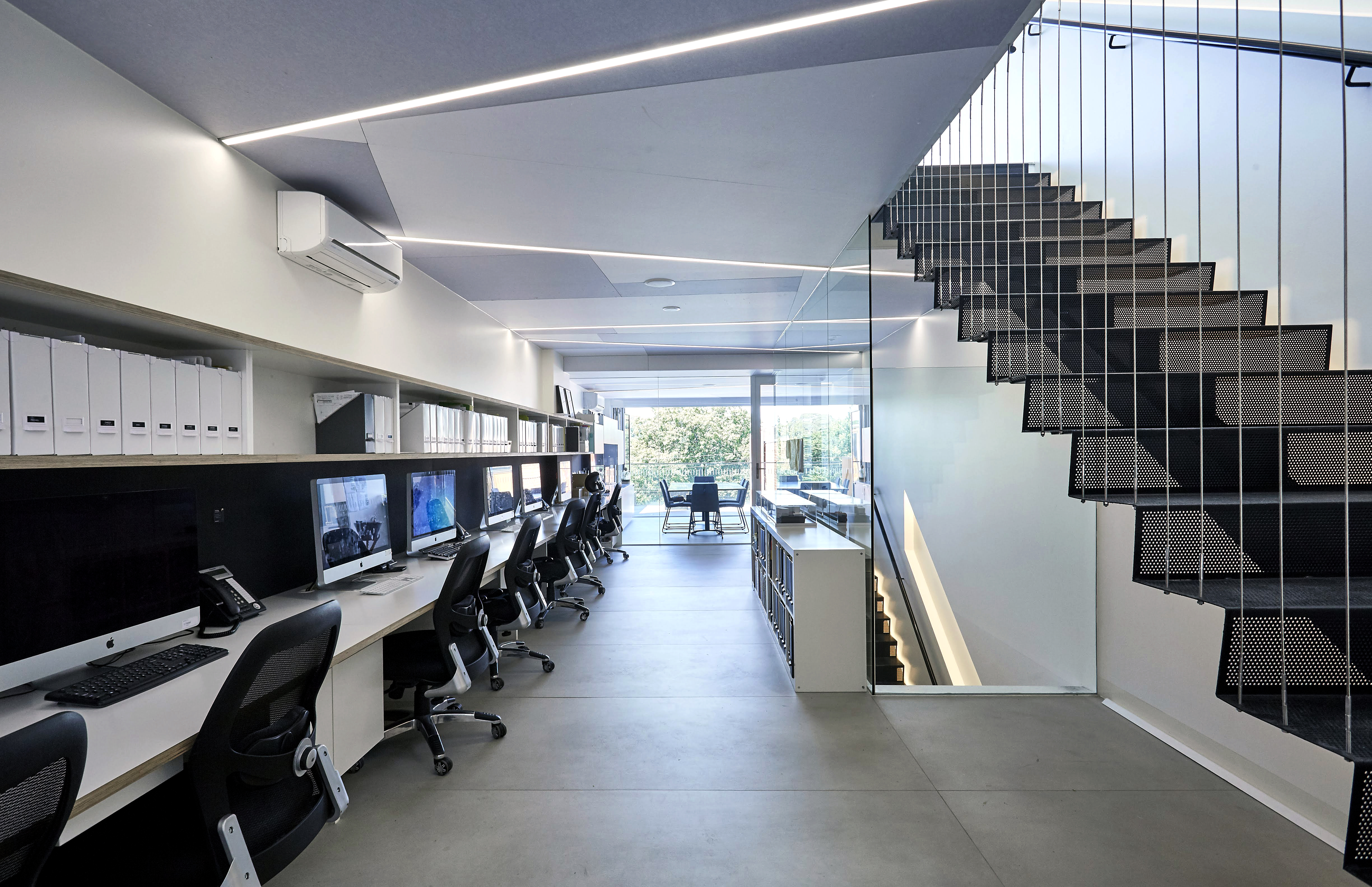 融入线性元素的现代办公空间-7