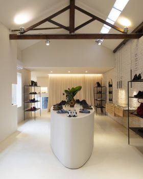 融贯环境的鞋店设计丨AR Arquitetos