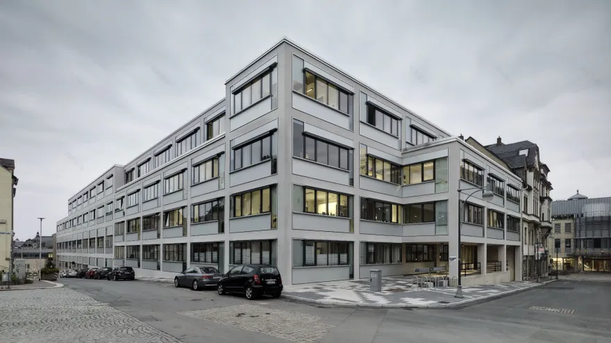 德国百年仓库变身现代办公空间-9