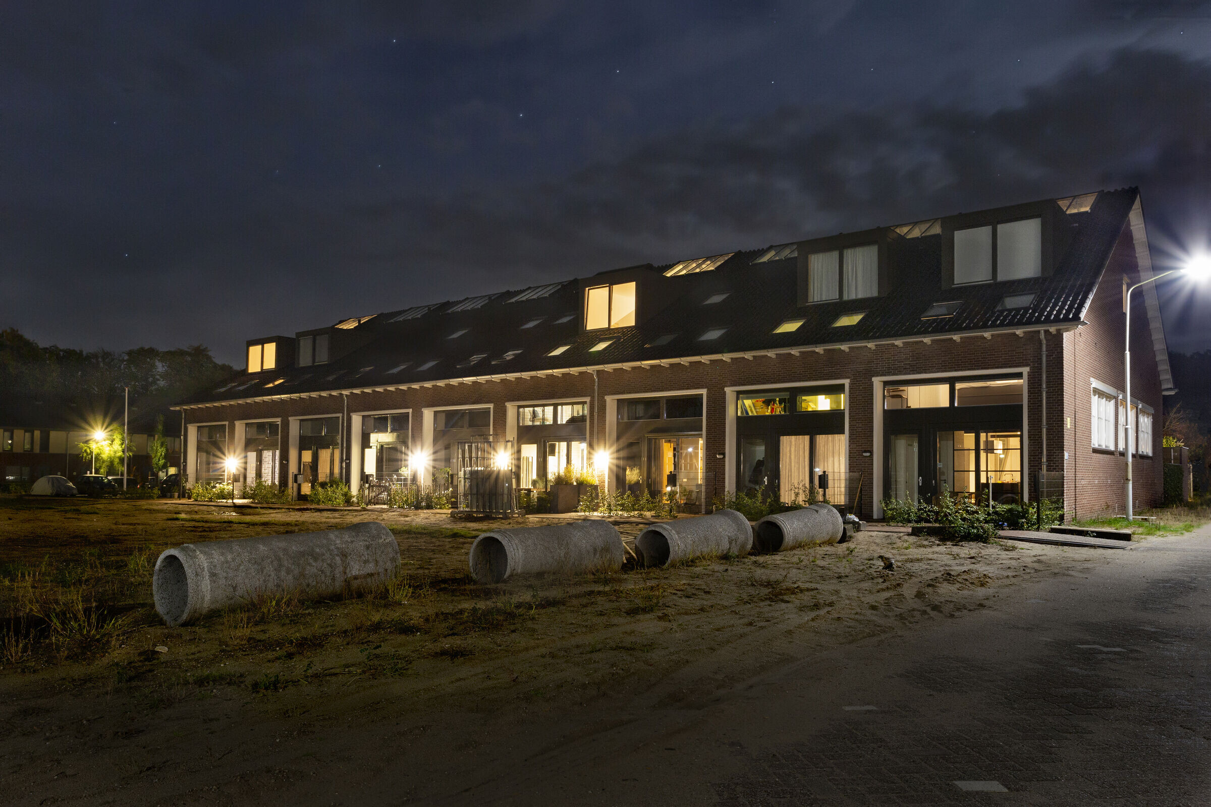 荷兰军营旧马厩变身为独特住宅-15