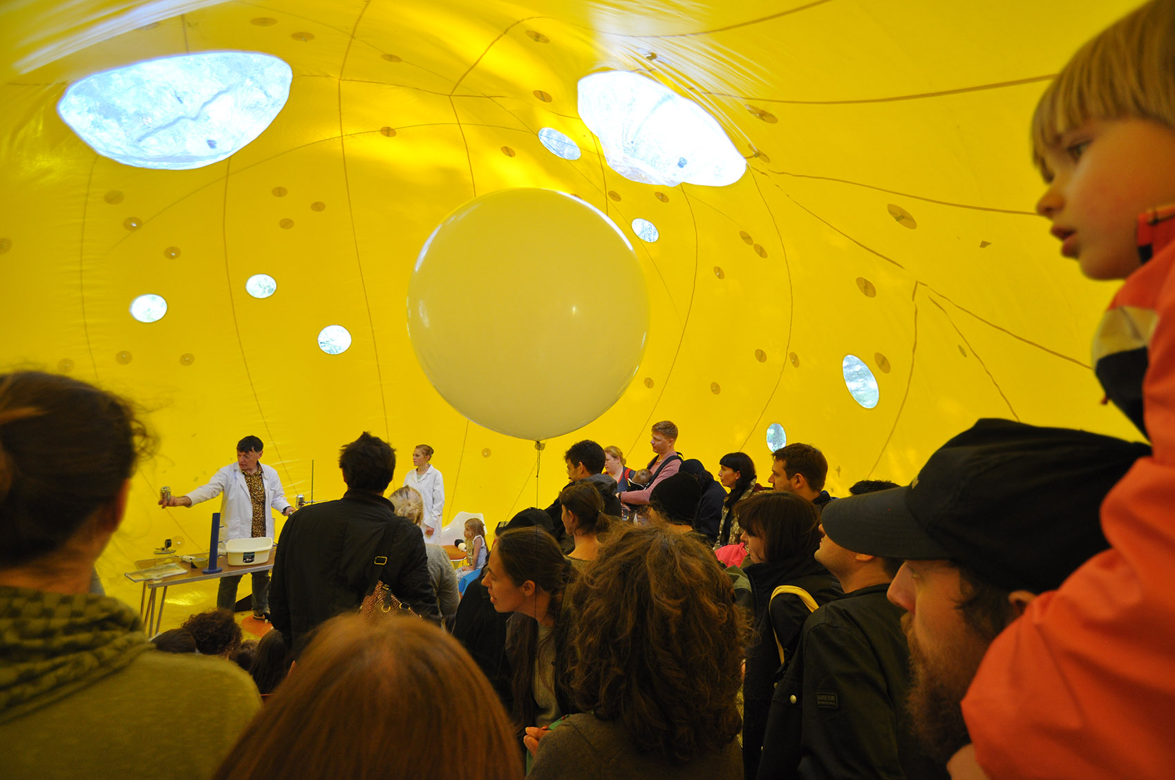 东伦敦的黄色大泡泡 / Dosis-68