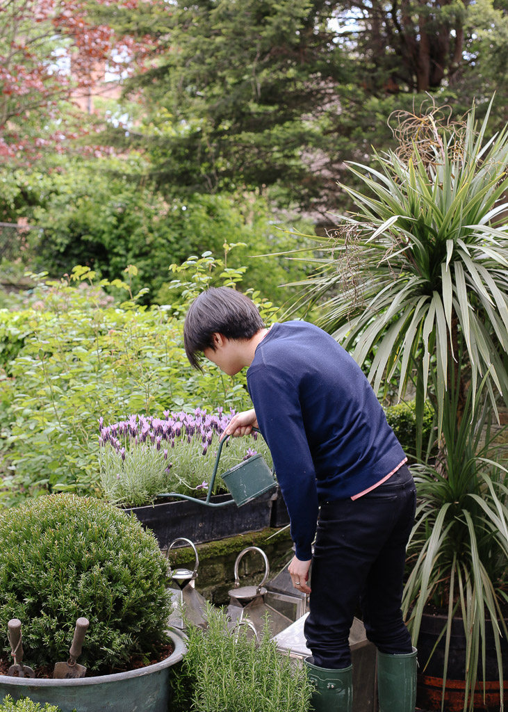 伦敦设计师夫妻档的现代住宅 | 温馨与创意的完美结合-0